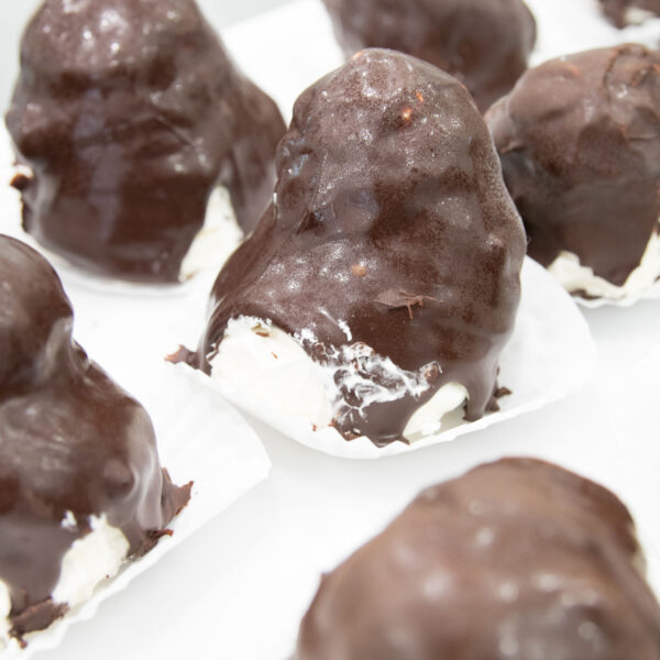 Cocas helado de nata con cobertura de chocolate